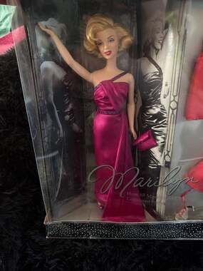 2001 Barbie Collector Edition Marilyn Monroe How to Marry a Millionaire Giftset